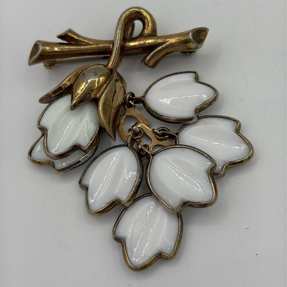 Trifari Brooch/Pendant with Molded Glass Leaves - Picture 2 of 8